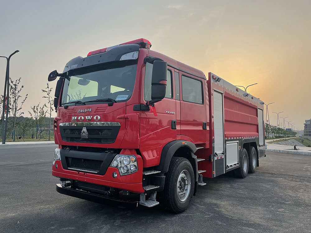 重汽豪沃17噸水罐消防車(chē)