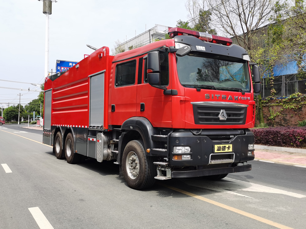 重汽汕德卡17m3泡沫消防車