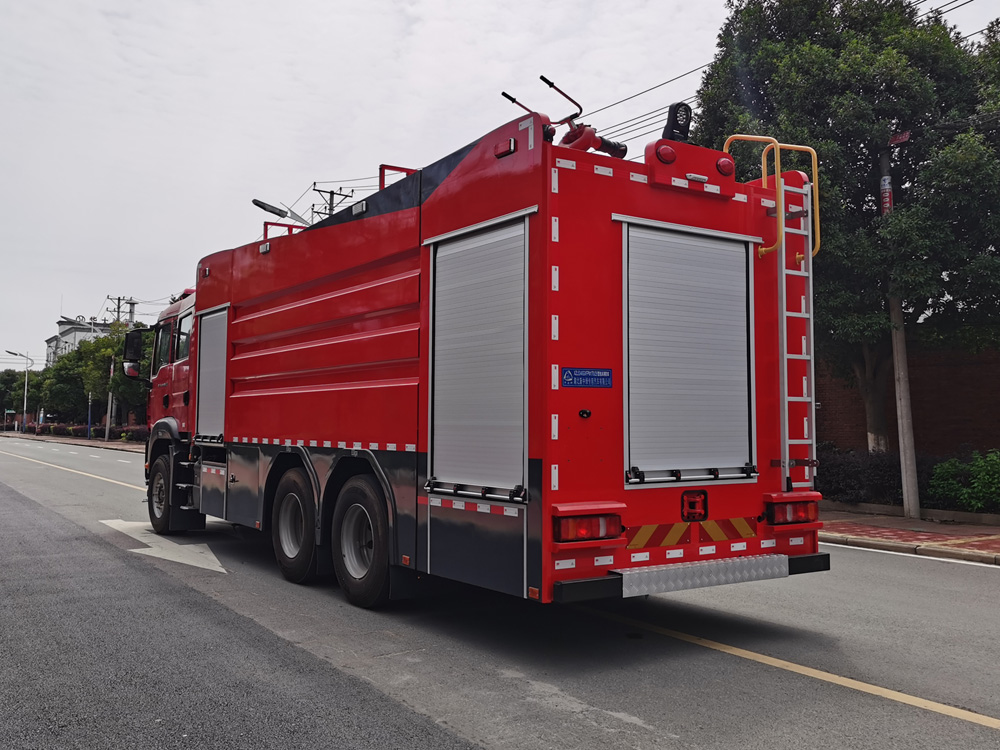 重汽汕德卡17m3泡沫消防車