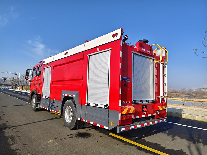 重汽豪沃8m3泡沫消防車(chē)